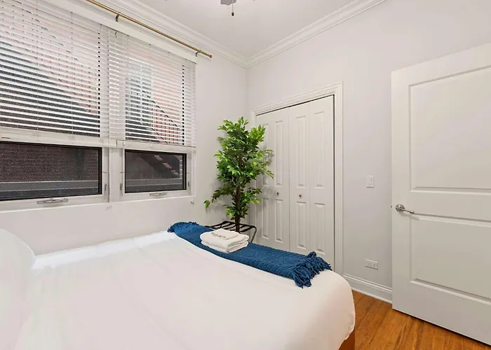 1 Free Parking Gym Balcony Sleeps 10 Apartment