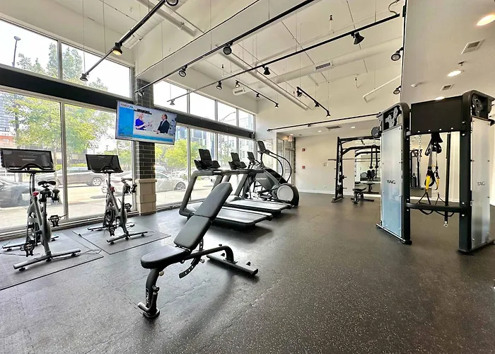 Apartment 1 Free Parking Gym Balcony Sleeps 10 *
