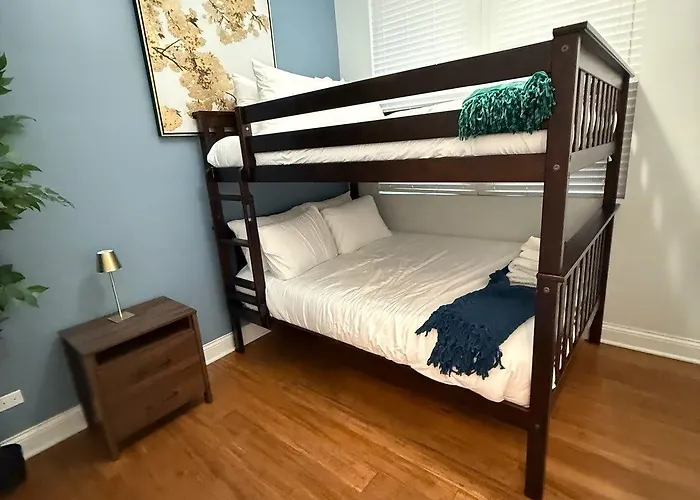 1 Free Parking Gym Balcony Sleeps 10 * Chicago